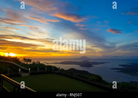 L'Île Volcan Taal Coucher de soleil , avec Orange et bleu ciel - Tagaytay, Philippines Banque D'Images