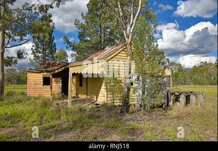 Abandonné à l'abandon en dehors de Miles dans le sud chalet Queensland en Australie Banque D'Images