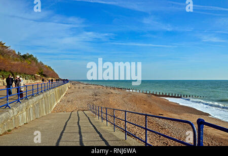 Plage de halage sur Eastbourne, East Sussex, UK. Un soleil réunit les gens sur le front de mer. Banque D'Images