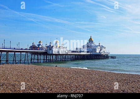 La jetée d''Eastbourne, Eastbourne, East Sussex, UK. Un soleil amène les gens à profiter de la mer en février. Vue depuis la promenade. Banque D'Images