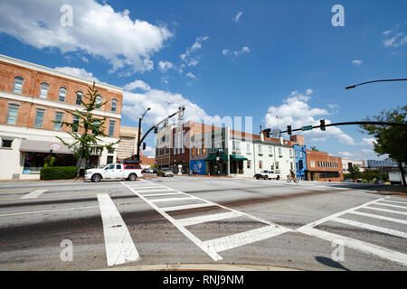 À l'angle de l'intersection où l'Église et de la rue Main cross de Spartanburg, SC, États-Unis d'Amérique sur une chaude journée d'été ensoleillée en juillet. Banque D'Images