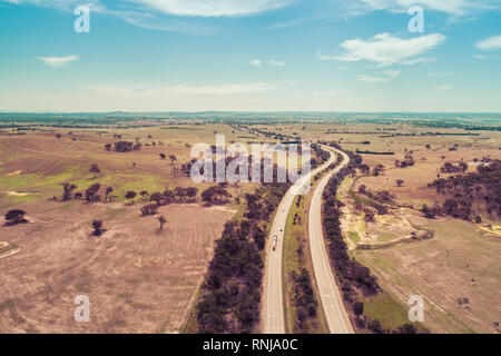 Paysage aérien de Hume Highway, en passant par les terres agricoles. Cullerin, New South Wales, Australie Banque D'Images