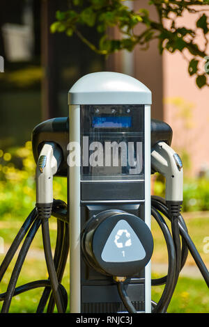 Voiture électrique point de recharge installés sur journée ensoleillée Banque D'Images