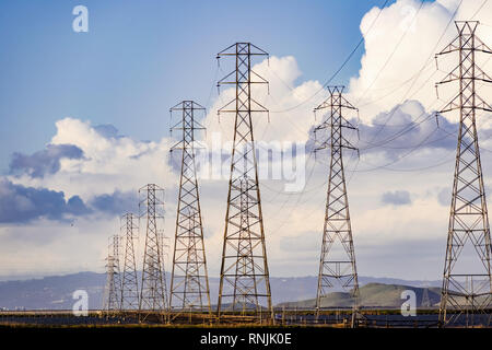 Les lignes de transport d'électricité haute tension et les tours de transmission traversant les étangs et marais de South San Francisco Bay area, Mountain View, Californie Banque D'Images