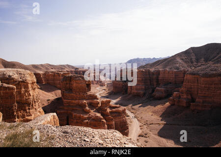 Comme une scène de Westworld ou un film, Wild West Canyon Auezov (également connu sous le nom de vallée des châteaux) est situé au Kazakhstan Banque D'Images