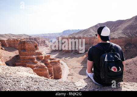 Comme une scène de Westworld ou un film, Wild West Canyon Auezov (également connu sous le nom de vallée des châteaux) est situé au Kazakhstan Banque D'Images