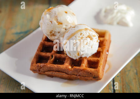 Crème glacée à la vanille avec waffle Banque D'Images