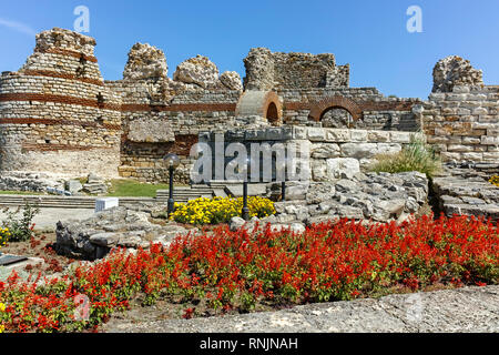 NESSEBAR, Bulgarie - 12 août 2018 : ruines de fortifications à l'entrée de la vieille ville de Nessebar, Bourgas, Bulgarie Région Banque D'Images