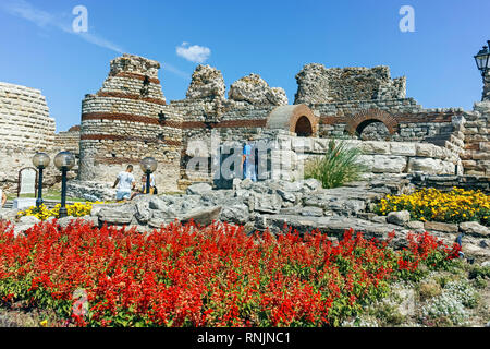 NESSEBAR, Bulgarie - 12 août 2018 : ruines de fortifications à l'entrée de la vieille ville de Nessebar, Bourgas, Bulgarie Région Banque D'Images