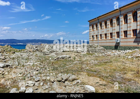 NESSEBAR, Bulgarie - 12 août 2018 : ruines de fortifications à l'entrée de la vieille ville de Nessebar, Bourgas, Bulgarie Région Banque D'Images