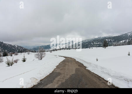 Montagnes enneigées du Bozkir district de Konya province de Turquie Banque D'Images