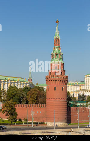 Moscou, Russie - 21 septembre 2014 : vue sur le mur du Kremlin avec Annonciation tower. Grand Palais du Kremlin à l'arrière-plan. Banque D'Images