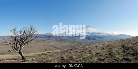 Le Mont Hasan (turc : Hasan Dagi) est un volcan inactif dans la province d'Aksaray, Turquie. Avec une altitude de 3 268 m Banque D'Images