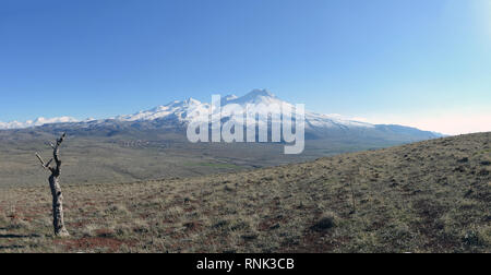 Le Mont Hasan (turc : Hasan Dagi) est un volcan inactif dans la province d'Aksaray, Turquie. Avec une altitude de 3 268 m Banque D'Images