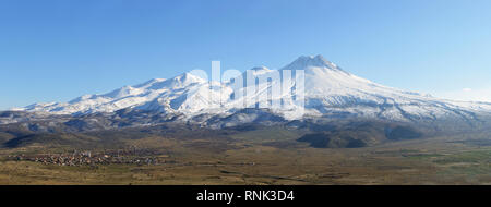 Le Mont Hasan (turc : Hasan Dagi) est un volcan inactif dans la province d'Aksaray, Turquie. Avec une altitude de 3 268 m Banque D'Images