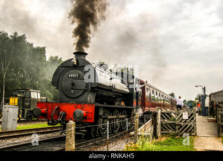 Réservoir selle 68013 locomotive arrivant avec un râteau de calèches à Darley Dale gare Banque D'Images