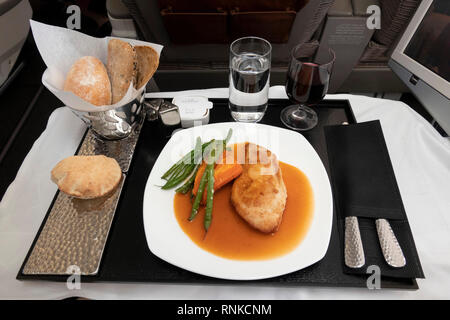 Billet d'Air, Etihad Airways Boeing 777-300, vol en classe affaires, repas déjeuner à faible teneur en glucides, le poulet grillé à la carotte et haricots verts Banque D'Images