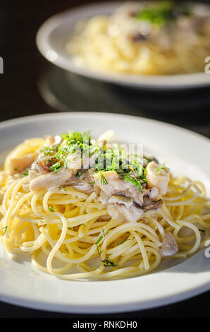 Pâtes végétariennes avec des champignons et de l'aneth on white plate Banque D'Images