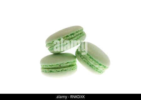 Délicieux macarons vert isolé sur fond blanc. En-cas délicieux Banque D'Images