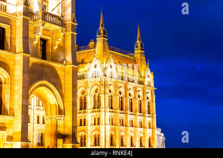 Des détails architecturaux de l'édifice du parlement hongrois de nuit. Budapest, Hongrie. Banque D'Images