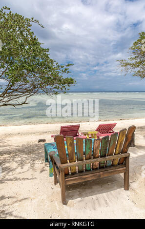 Groupes de sièges en bois sur la plage de Gili Trawangan, Indonésie. Banque D'Images