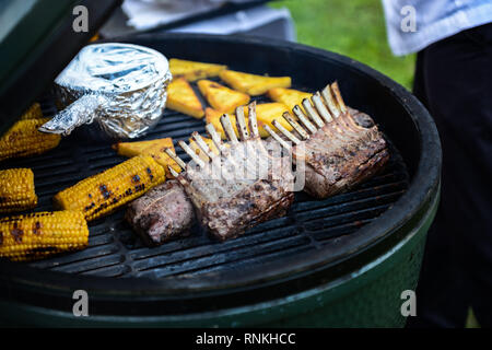 Côtes levées barbecue et le maïs sur le grill Banque D'Images