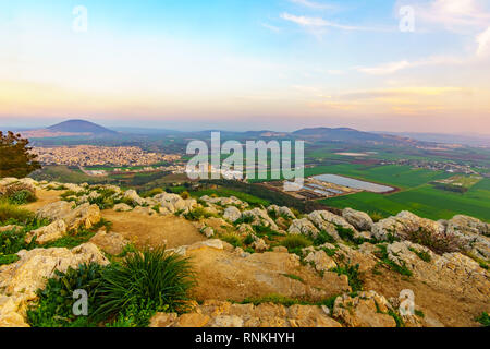 Vue du coucher de soleil de la vallée de Jezreel et le Mont Thabor, de la montagne de précipice. Israël Banque D'Images