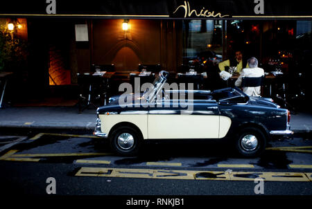 PARIS LOCATION - AUTOBIANCHI EDEN ROC voiture décapotable EN FACE D'UN RESTAURANT À PARIS - 4367 - LA VOITURE ITALIENNE VINTAGE RETRO - voiture italienne - l'élégance italienne - PARIS STREET PHOTOGRAPHY ARCHIVE - LA PHOTOGRAPHIE EN COULEURS © Frédéric Beaumont Banque D'Images