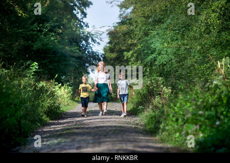 Femme, mère de ses deux enfants, randonnée pédestre dans la forêt de Raismes-Saint Amand Wallers, Parc naturel régional Scarpe-Escaut (nord de la France). Banque D'Images