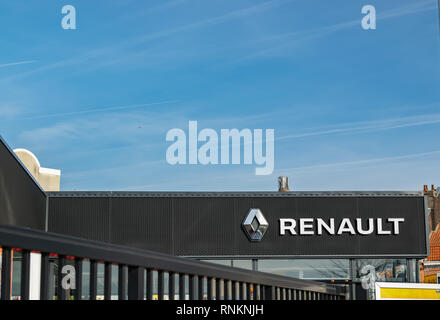 Lomme,FRANCE-Février 17,2019 : Renault logo de l'entreprise sur l'affaire. Banque D'Images