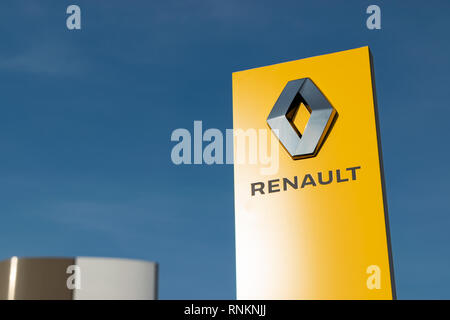 Lomme,FRANCE-Février 17,2019 : l'entreprise Renault logo argenté sur un fond jaune. Banque D'Images