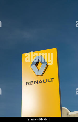 Lomme,FRANCE-Février 17,2019 : l'entreprise Renault logo argenté sur un fond jaune. Banque D'Images