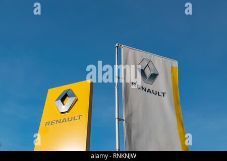 Lomme,FRANCE-Février 17,2019:panneau jaune et d'un drapeau avec le logo de l'entreprise Renault. Banque D'Images