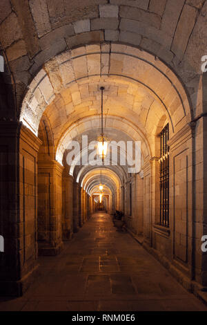 Voûte en vue détaillée de l'architecture de nuit. Neoclasic building de siècle XVIII, Santiago de Compostela, Espagne Banque D'Images