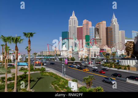 Le New York-New York Hotel & Casino vue à travers E Tropicana Avenue, Las Vegas (ville de Las Vegas), Nevada, United States. Banque D'Images