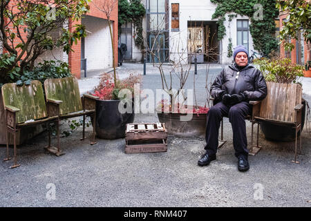 Berlin-Mitte, un homme âgé assis sur un banc dans la cour intérieure de Katz restaurant Orange situé dans l'ancien Marc Andrey brasserie. Banque D'Images