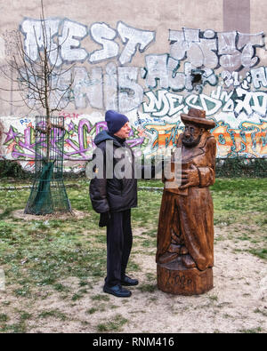 Berlin Mitte, Heinrich-Zille-Park, un homme âgé et sculpture en bois de l'homme avec réserve en aire de jeux pour enfants à 20, Banque D'Images