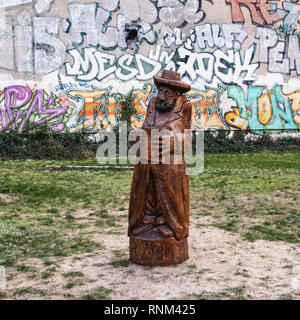 Berlin Mitte, Heinrich-Zille-Park, sculpture en bois de l'homme avec réserve en aire de jeux pour enfants à 20, Banque D'Images