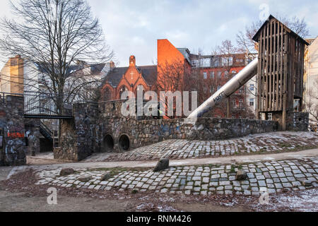 Berlin Mitte, Heinrich-Zille-Park, Long et pierre jouer-château en aire de jeux pour enfants à 20, Banque D'Images