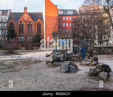 Berlin Mitte, le Christ Rédempteur Methodist Church & Heinrich-Zille-Parc, aire de jeux pour enfants à 20, Banque D'Images