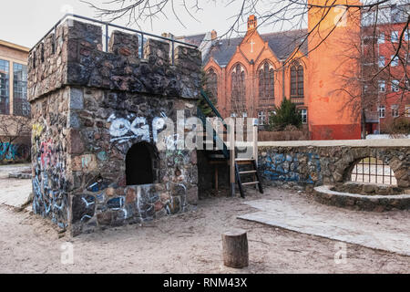 Berlin Mitte, le Christ Rédempteur Methodist Church & Heinrich-Zille-Parc, aire de jeux pour enfants à 20, Banque D'Images