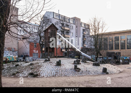 Berlin Mitte, Heinrich-Zille-Park, Long et pierre jouer-château en aire de jeux pour enfants à 20, Banque D'Images