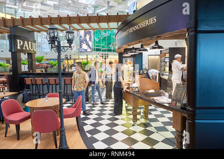 Singapour - circa 2015, novembre : Paul dans l'aéroport Singapour Changi. Paul est une chaîne française de café/boulangerie restaurants. Banque D'Images