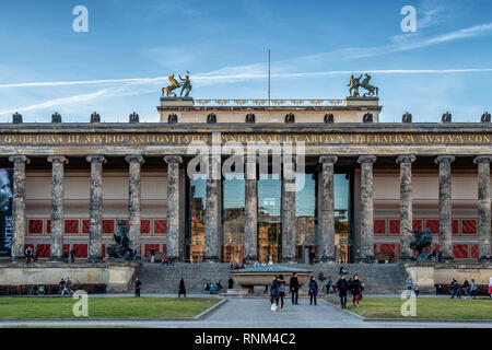 Berlin. Mitte. Altes Museum sur l'île des musées. Bâtiment historique avec des colonnes classiques , magnifique façade et sculptures sur le toit Banque D'Images