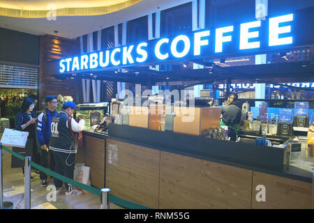 MACAO, CHINE - 16 février 2016 : Starbucks au Shoppes at Sands Cotai Centra. La société Starbucks Coffee Company est un café et chai Banque D'Images