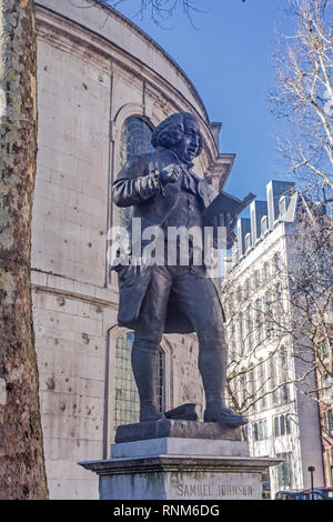 London, The Strand. Une statue de bronze de M. Johnson, basé sur le portrait de Sir Joshua Reynolds, à côté de St Clement's Church, Dane Johnson qui y ont assisté. Banque D'Images