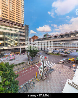 Vue sur la place en face de la gare de Nippori décorée pour l'Obon festival à l'été avec un tour de yagura et lanternes en papier dans l'une Banque D'Images