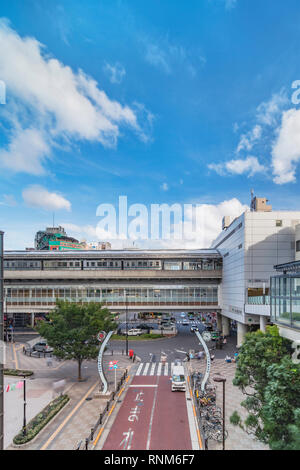 Vue sur la place en face de la gare de Nippori avec le marché friendry nippori, gates arches une borne de taxi et de stationnement pour bicyclette en t Banque D'Images