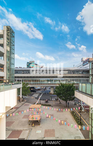 Vue sur la place en face de la gare de Nippori décorée pour l'Obon festival à l'été avec un tour de yagura et lanternes en papier dans l'une Banque D'Images