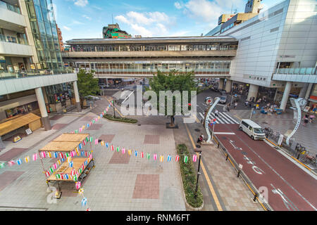 Vue sur la place en face de la gare de Nippori décorée pour l'Obon festival à l'été avec un tour de yagura et lanternes en papier dans l'une Banque D'Images